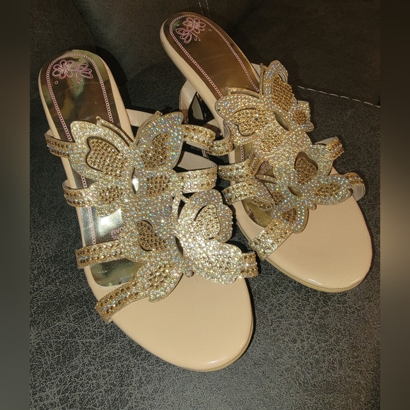 NWOT BEAUTIFUL BUTTERFLY RHINESTONES SHOES SIZE 39 - Picture 1 of 8